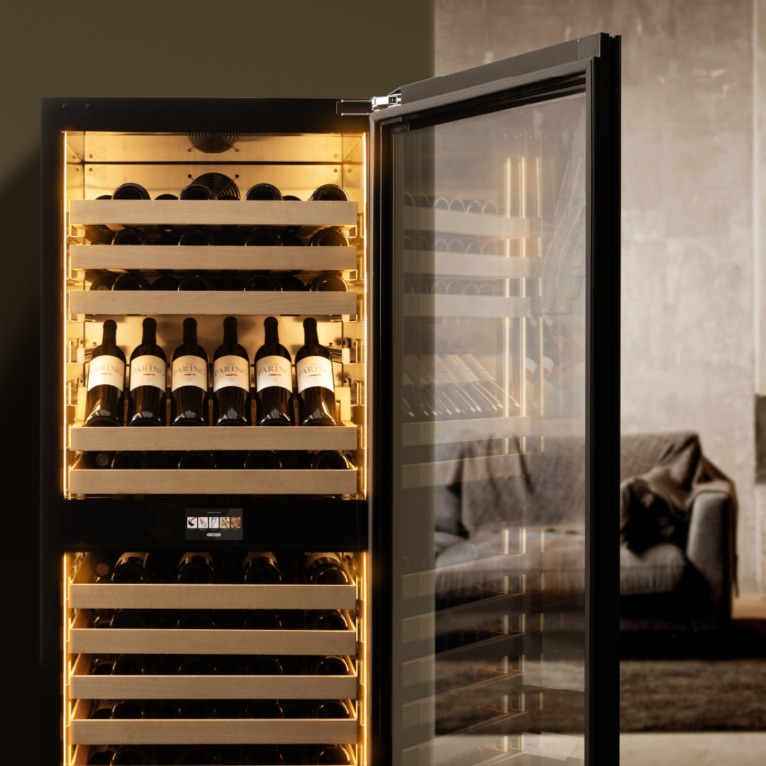 Transformez votre collection de vins en une véritable œuvre d’art avec la Kadeka KE135TL/TR, une cave à vin haut de gamme conçue pour les amateurs de vin exigeants. Avec son design sophistiqué et ses fonctionnalités avancées, cette cave garantit une conservation optimale et met en valeur vos bouteilles dans un écrin moderne et luxueux.

Caractéristiques Principales :
Design raffiné : Porte en verre sans cadre avec poignée encastrée et intérieur entièrement en acier inoxydable pour un look épuré et contemporain.
Technologie avancée : Écran TFT tactile pour un contrôle précis et intuitif de la température, allant de 5°C à 22°C, adapté à tous types de vins.
Éclairage LED réglable : Éclairage discret et dimmable pour sublimer vos bouteilles sans risquer de les altérer.
Clayettes télescopiques : Design ergonomique avec des étagères inclinées à 45° pour un accès facile et une présentation élégante.
Sécurité renforcée : Système de verrouillage intégré et alarme de porte pour protéger vos précieux crus.
Capacité généreuse : Stockez jusqu’à 133 bouteilles dans un espace optimisé, avec des options de racks métalliques disponibles sur demande.
Pourquoi Choisir la Kadeka KE135TL/TR ?
Cette cave à vin allie esthétique et technologie pour offrir un environnement parfait à vos bouteilles, qu’elles soient destinées à vieillir ou à être dégustées prochainement. Son design polyvalent permet une installation en pose libre ou encastrée, idéale pour s’intégrer dans tout type d’intérieur.

Spécifications Techniques :
Dimensions : Hauteur 1820 mm, Largeur 655 mm, Profondeur 680 mm.
Consommation énergétique : 329 kWh/an pour une efficacité optimale.
Poids : 159 kg, garantissant une structure robuste et durable.