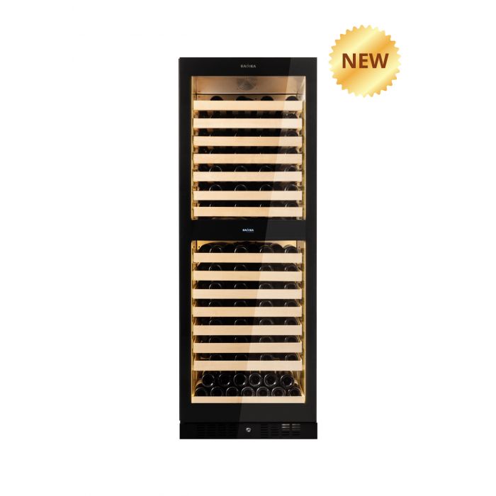 Transformez votre collection de vins en une véritable œuvre d’art avec la Kadeka KE135TL/TR, une cave à vin haut de gamme conçue pour les amateurs de vin exigeants. Avec son design sophistiqué et ses fonctionnalités avancées, cette cave garantit une conservation optimale et met en valeur vos bouteilles dans un écrin moderne et luxueux.

Caractéristiques Principales :
Design raffiné : Porte en verre sans cadre avec poignée encastrée et intérieur entièrement en acier inoxydable pour un look épuré et contemporain.
Technologie avancée : Écran TFT tactile pour un contrôle précis et intuitif de la température, allant de 5°C à 22°C, adapté à tous types de vins.
Éclairage LED réglable : Éclairage discret et dimmable pour sublimer vos bouteilles sans risquer de les altérer.
Clayettes télescopiques : Design ergonomique avec des étagères inclinées à 45° pour un accès facile et une présentation élégante.
Sécurité renforcée : Système de verrouillage intégré et alarme de porte pour protéger vos précieux crus.
Capacité généreuse : Stockez jusqu’à 133 bouteilles dans un espace optimisé, avec des options de racks métalliques disponibles sur demande.
Pourquoi Choisir la Kadeka KE135TL/TR ?
Cette cave à vin allie esthétique et technologie pour offrir un environnement parfait à vos bouteilles, qu’elles soient destinées à vieillir ou à être dégustées prochainement. Son design polyvalent permet une installation en pose libre ou encastrée, idéale pour s’intégrer dans tout type d’intérieur.

Spécifications Techniques :
Dimensions : Hauteur 1820 mm, Largeur 655 mm, Profondeur 680 mm.
Consommation énergétique : 329 kWh/an pour une efficacité optimale.
Poids : 159 kg, garantissant une structure robuste et durable.