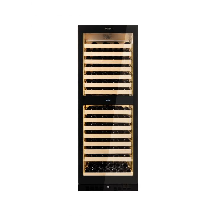 Transformez votre collection de vins en une véritable œuvre d’art avec la Kadeka XYZ/33, une cave à vin haut de gamme conçue pour les amateurs de vin exigeants. Avec son design sophistiqué et ses fonctionnalités avancées, cette cave garantit une conservation optimale et met en valeur vos bouteilles dans un écrin moderne et luxueux.

Caractéristiques Principales :

Design raffiné : Porte en verre sans cadre avec poignée encastrée et intérieur entièrement en acier inoxydable pour un look épuré et contemporain.

Technologie avancée : Écran TFT tactile pour un contrôle précis et intuitif de la température, allant de 5°C à 22°C, adapté à tous types de vins.

Éclairage LED réglable : Éclairage discret et dimmable pour sublimer vos bouteilles sans risquer de les altérer.

Clayettes télescopiques : Design ergonomique avec des étagères inclinées à 45° pour un accès facile et une présentation élégante.

Sécurité renforcée : Système de verrouillage intégré et alarme de porte pour protéger vos précieux crus.

Capacité généreuse : Stockez jusqu’à 133 bouteilles dans un espace optimisé, avec des options de racks métalliques disponibles sur demande.

Pourquoi Choisir la XYZ/33 ?

Cette cave à vin allie esthétique et technologie pour offrir un environnement parfait à vos bouteilles, qu’elles soient destinées à vieillir ou à être dégustées prochainement. Son design polyvalent permet une installation en pose libre ou encastrée, idéale pour s’intégrer dans tout type d’intérieur.

Modèle : XYZ/33 – Référence : FHH62432 – Garantie : 2 ans.